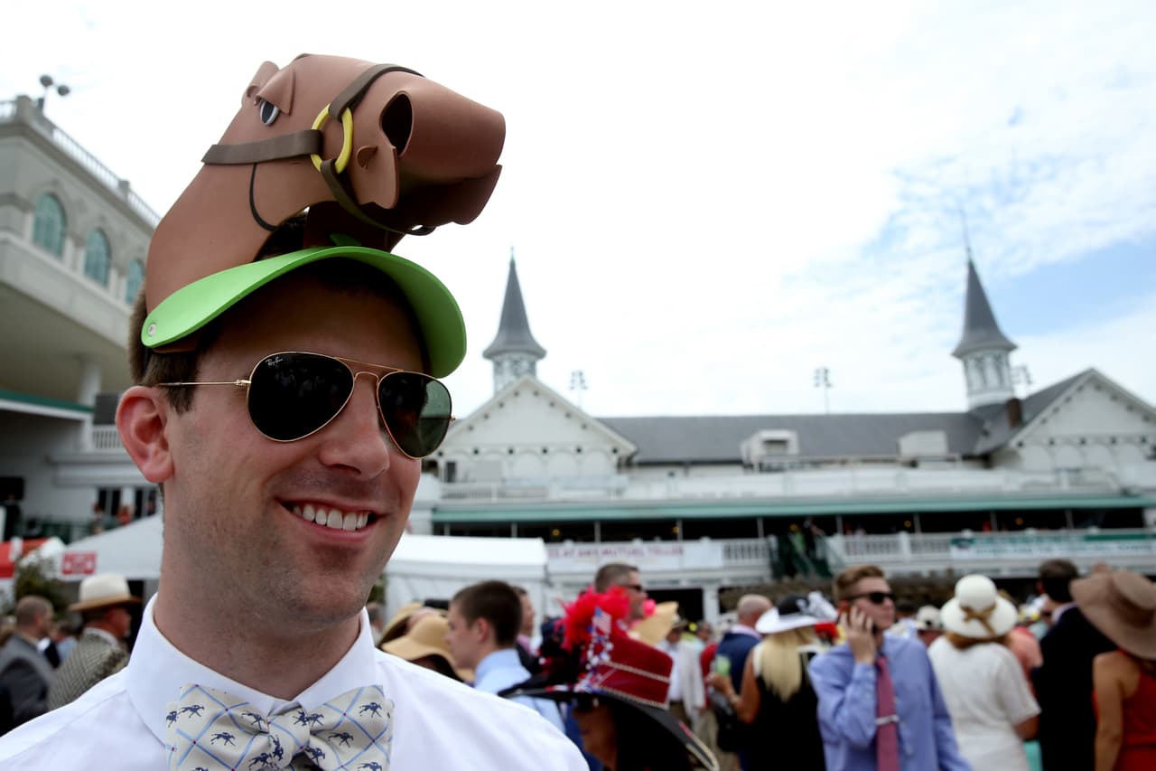 Si algo caracteriza al Derby de Kentucky es el divertido desfile de sombreros extraños de los aficionados a las carreras de caballos.