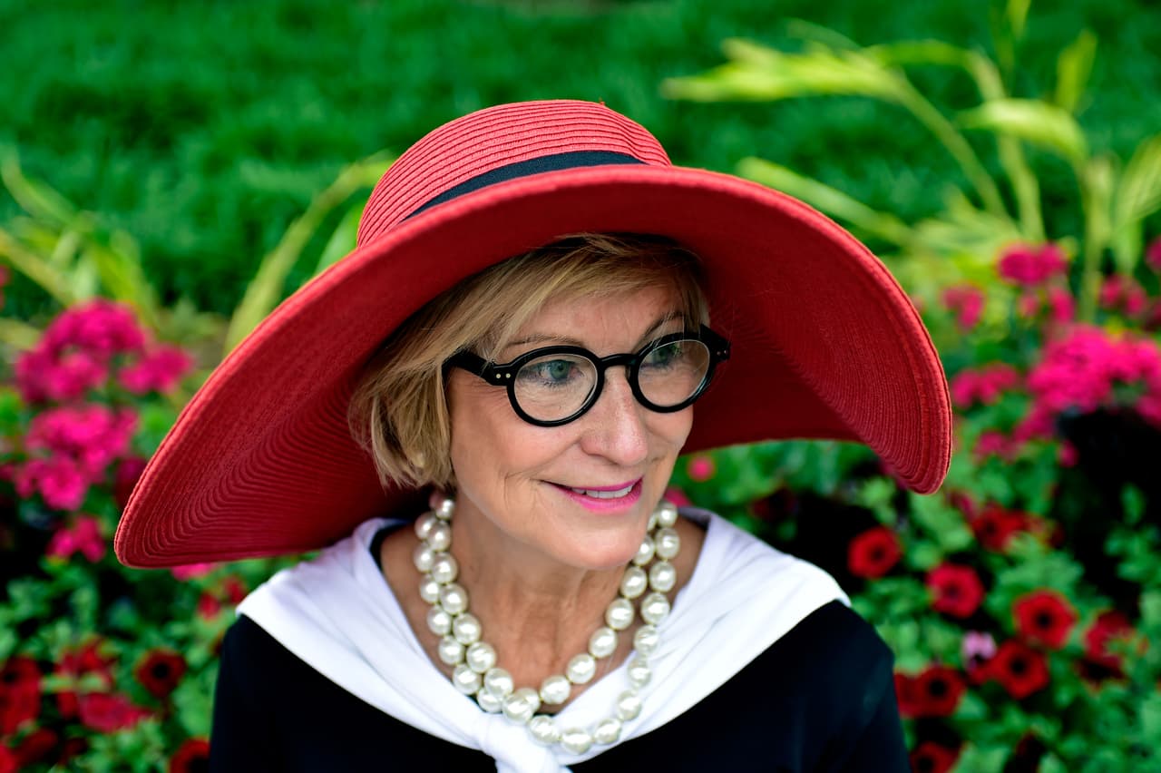 Si algo caracteriza al Derby de Kentucky es el divertido desfile de sombreros extraños de los aficionados a las carreras de caballos.