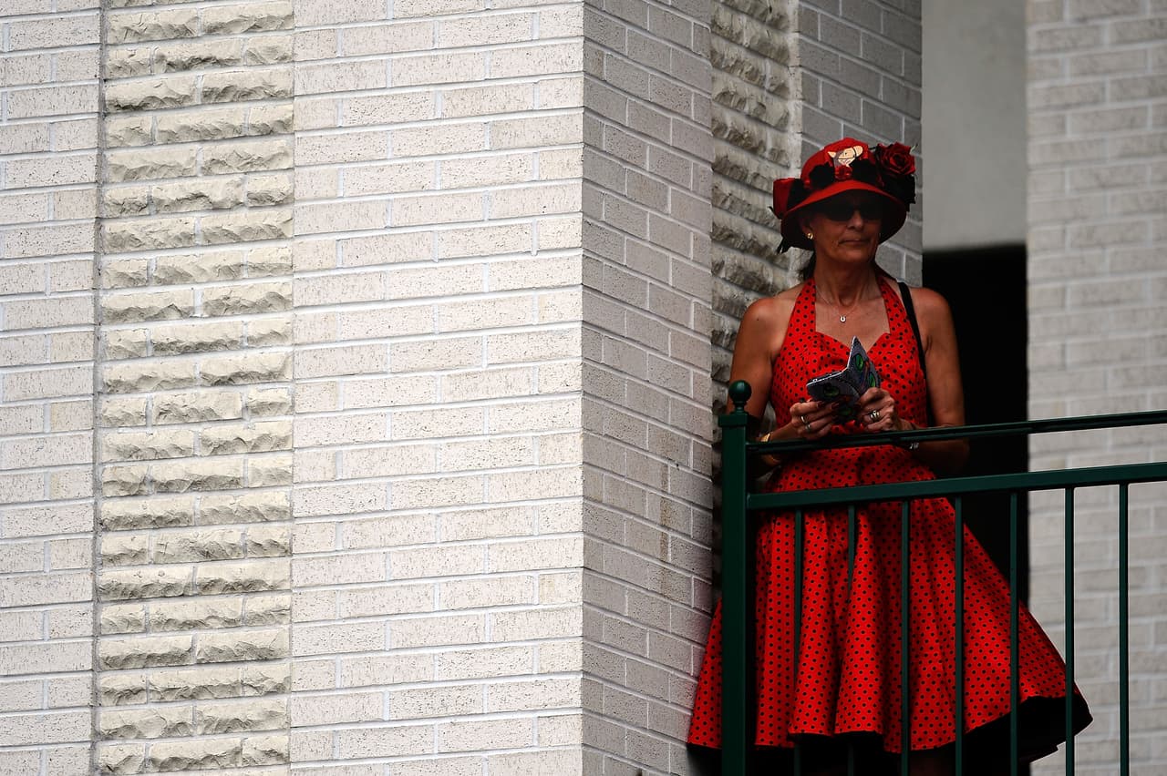 Si algo caracteriza al Derby de Kentucky es el divertido desfile de sombreros extraños de los aficionados a las carreras de caballos.
