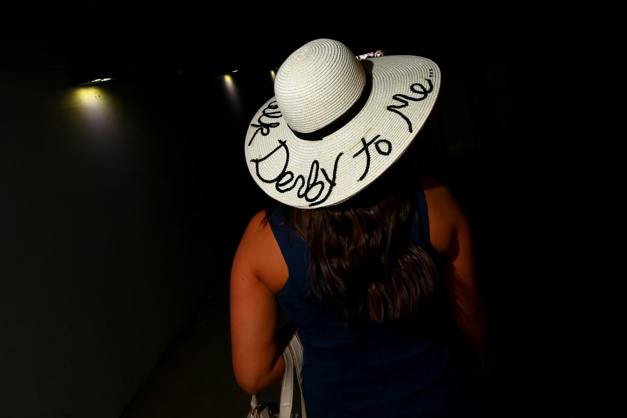 Si algo caracteriza al Derby de Kentucky es el divertido desfile de sombreros extraños de los aficionados a las carreras de caballos.