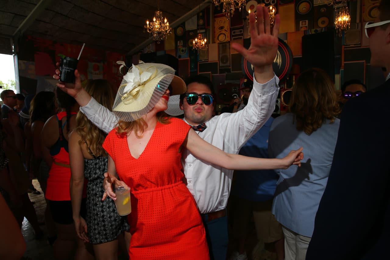 Si algo caracteriza al Derby de Kentucky es el divertido desfile de sombreros extraños de los aficionados a las carreras de caballos.