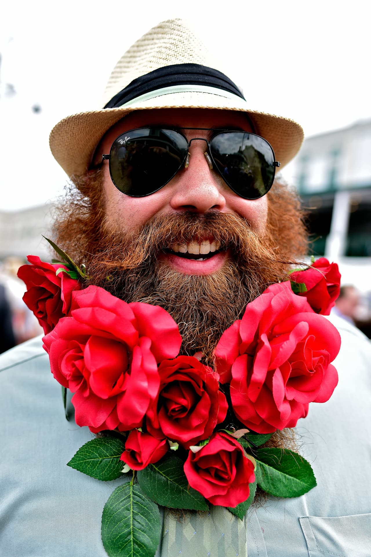 Si algo caracteriza al Derby de Kentucky es el divertido desfile de sombreros extraños de los aficionados a las carreras de caballos.