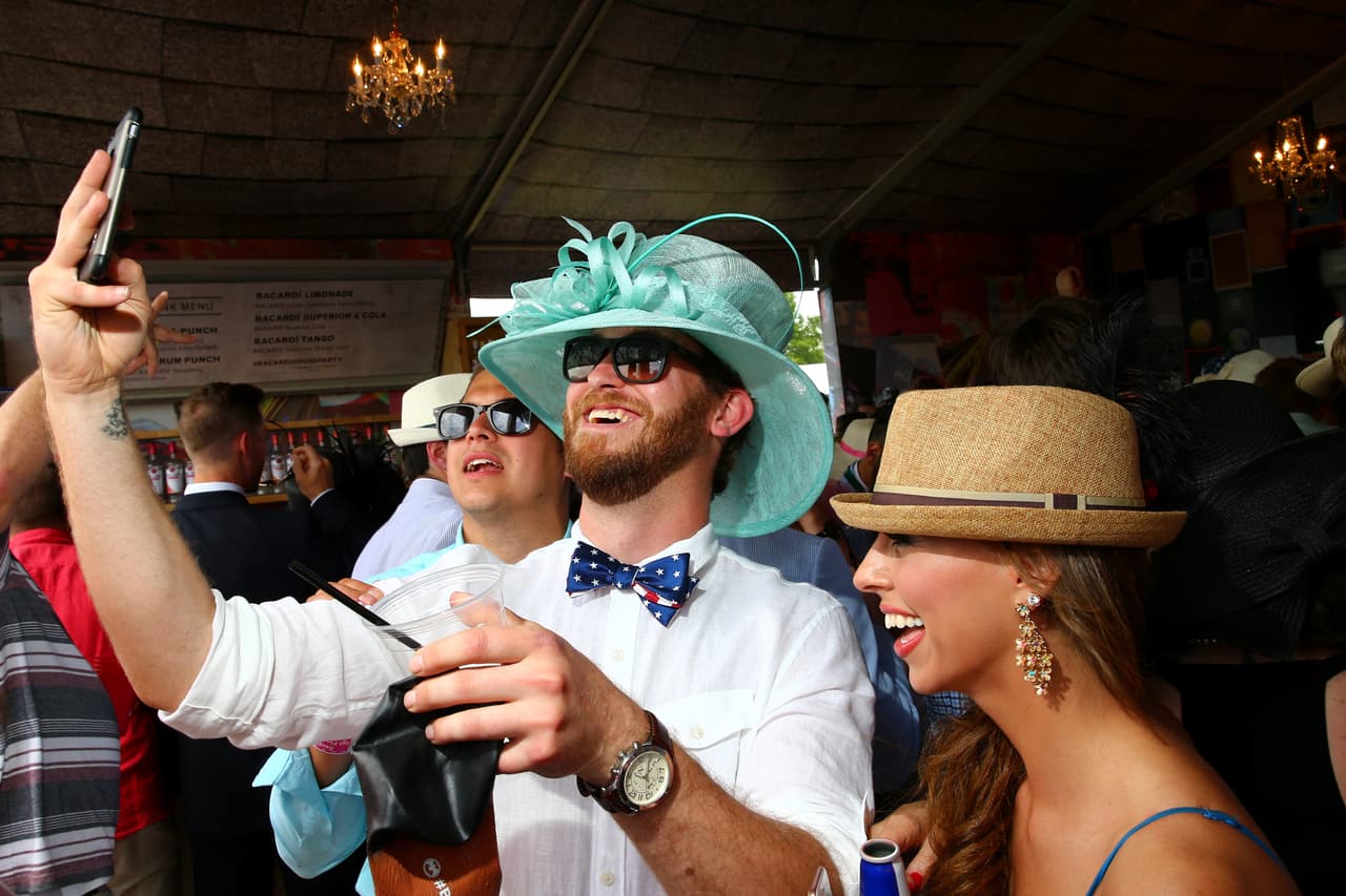 Si algo caracteriza al Derby de Kentucky es el divertido desfile de sombreros extraños de los aficionados a las carreras de caballos.