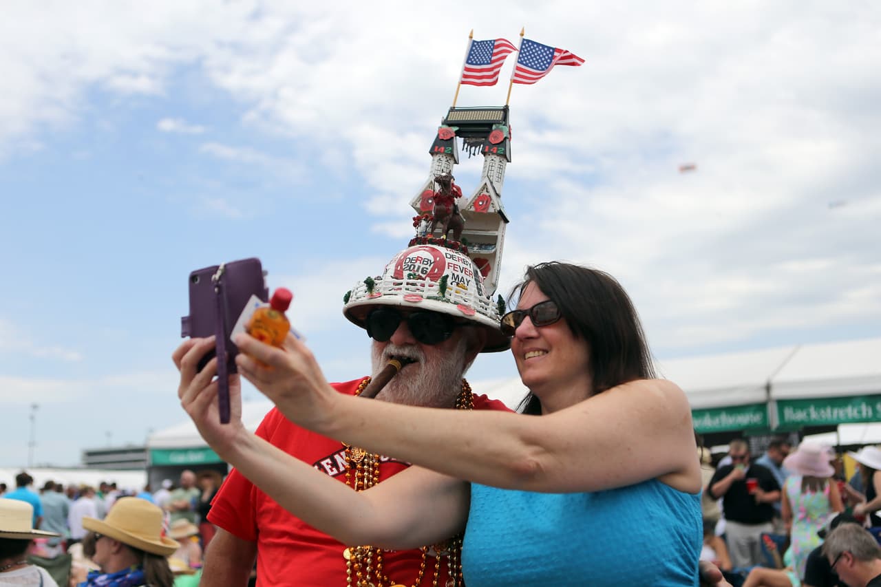 Si algo caracteriza al Derby de Kentucky es el divertido desfile de sombreros extraños de los aficionados a las carreras de caballos.