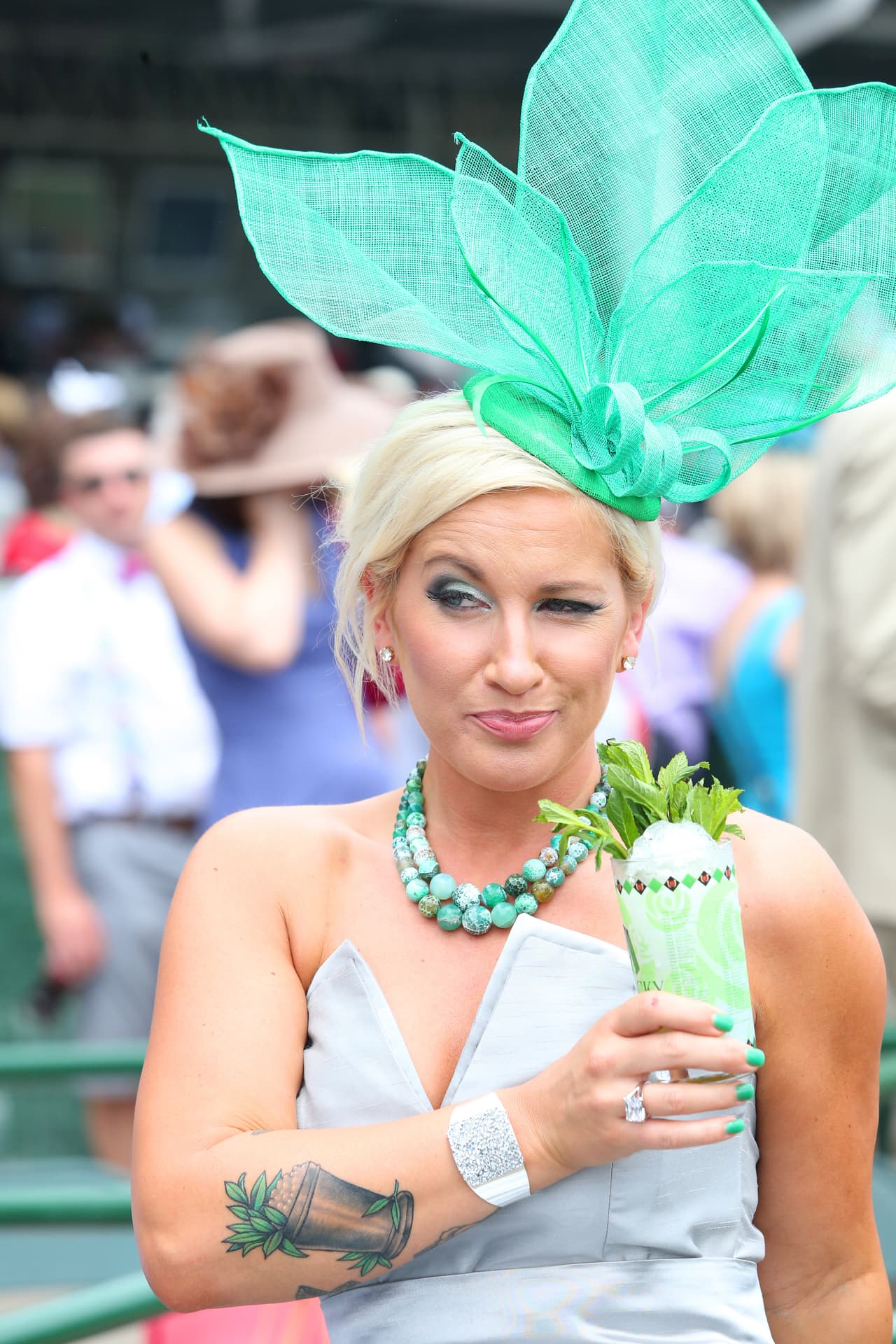 Si algo caracteriza al Derby de Kentucky es el divertido desfile de sombreros extraños de los aficionados a las carreras de caballos.