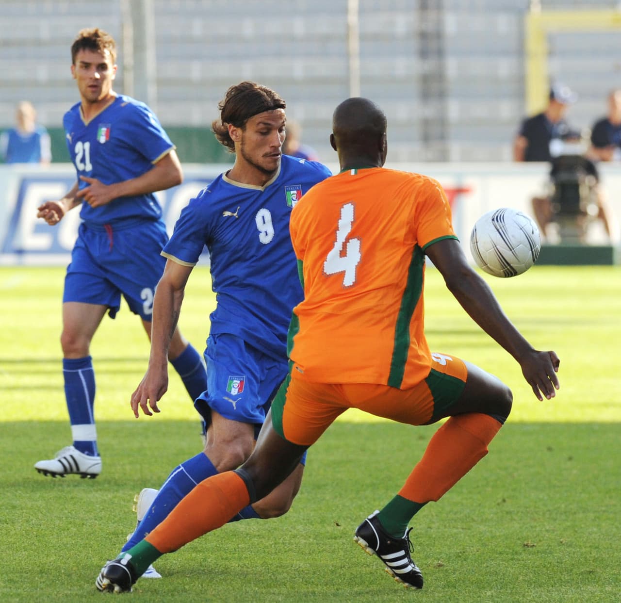 Su abuelo era italiano y gracias a ello adquirió dicha nacionalidad. Es un 'oriundi', como se dice popularmente en italiano a los extranjeros que juegan para Italia gracias a sus ancestros.