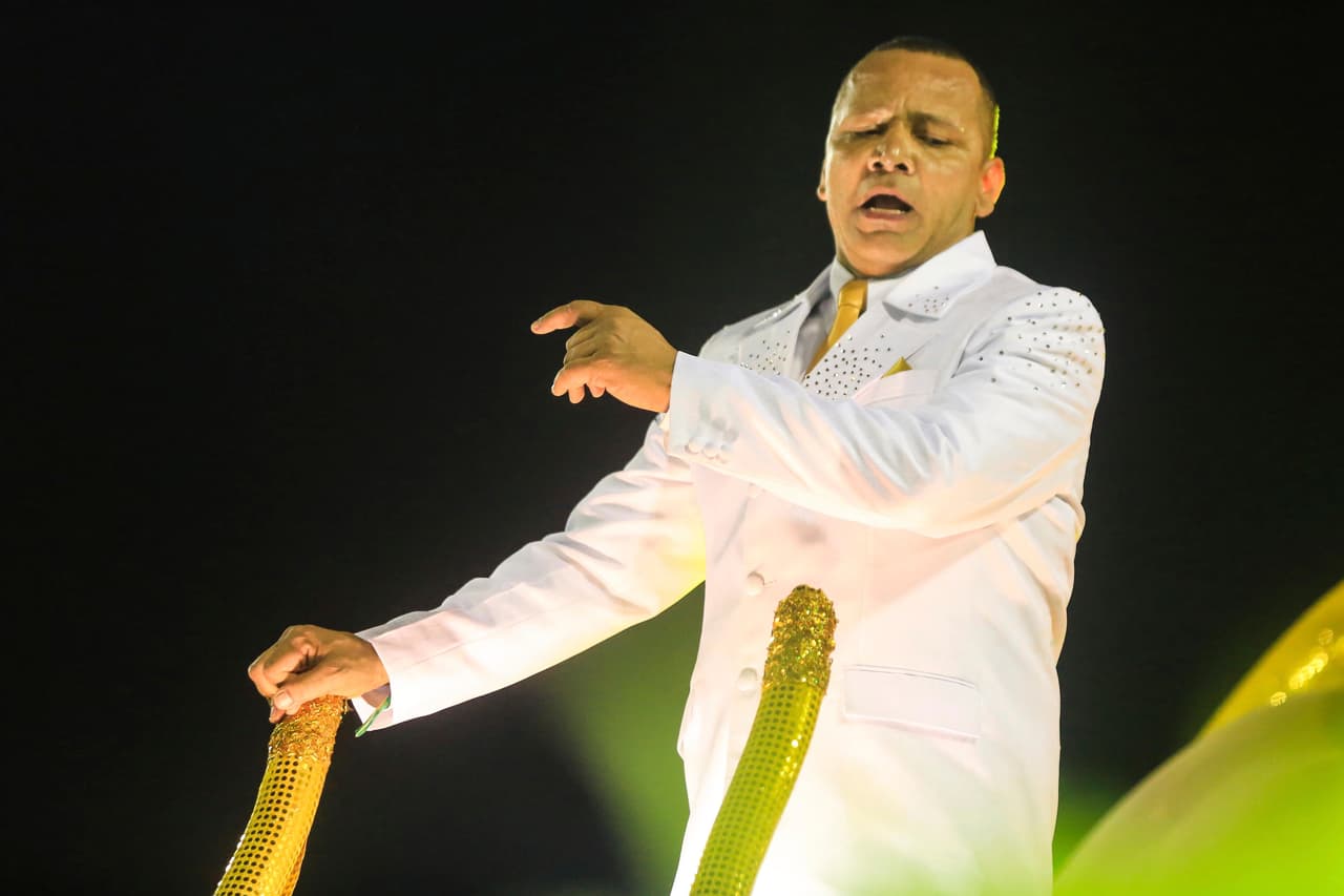 Su padre, quien es figura pública en Brasil cuando hay carnaval de Samba en Río de Janeiro, ha ingeniado un plan para convertirlo en el jugador mejor pagado del mundo en París.