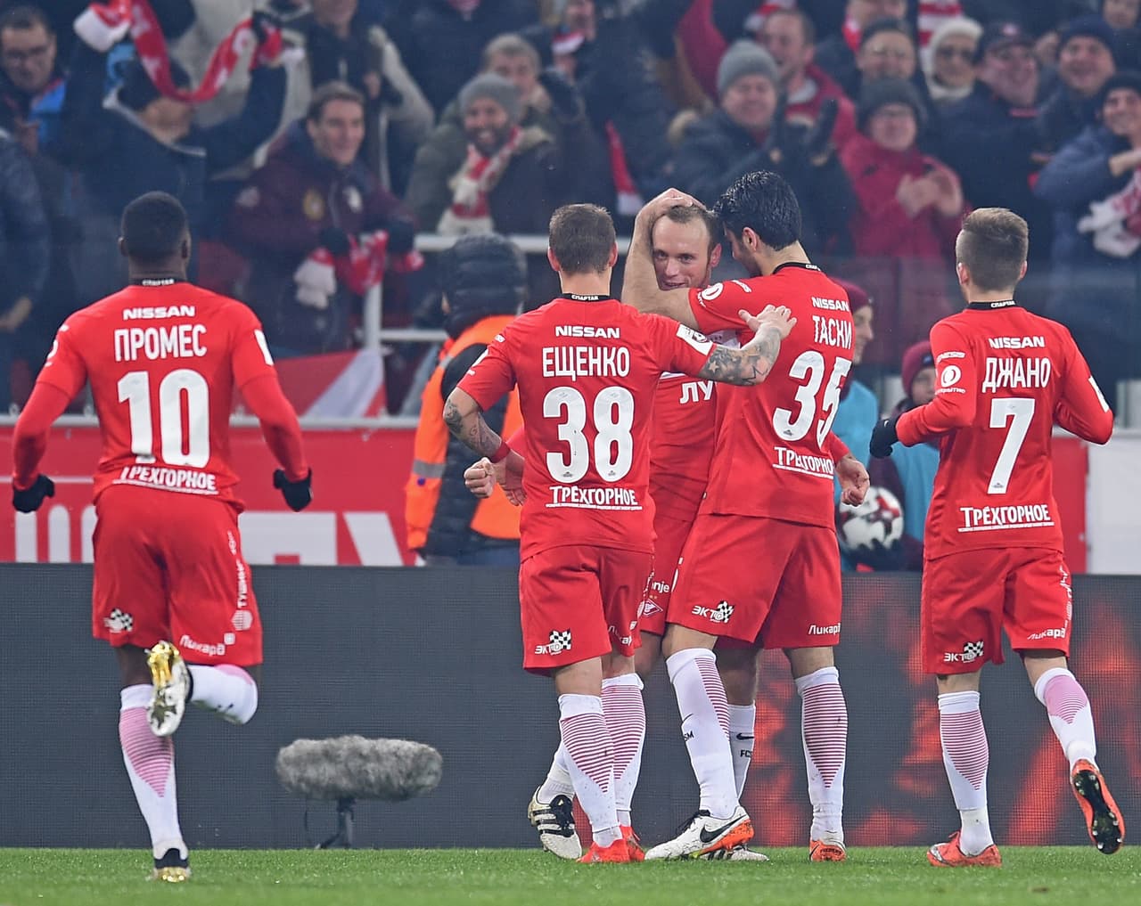 En octubre pasado se jugó el clásico moscovita entre CSKA y Spartak. Y Glushakov intentó de lejos un disparo raso cuyo bote sobre el suelo tampoco fue bien calculado por Akinfeev.