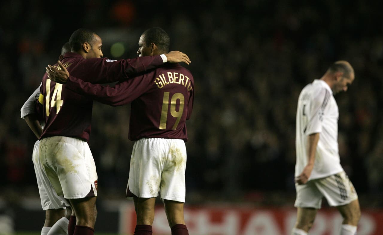 En la temporada 2005-2006 Real Madrid chocó con el Arsenal en los octavos de final con saldo en contra para los merengues, en el juego de ida los blancos caerían 1-0 como locales con gol de Henry. En la vuelta los Gunners igualarían 0-0 para clasificarse.