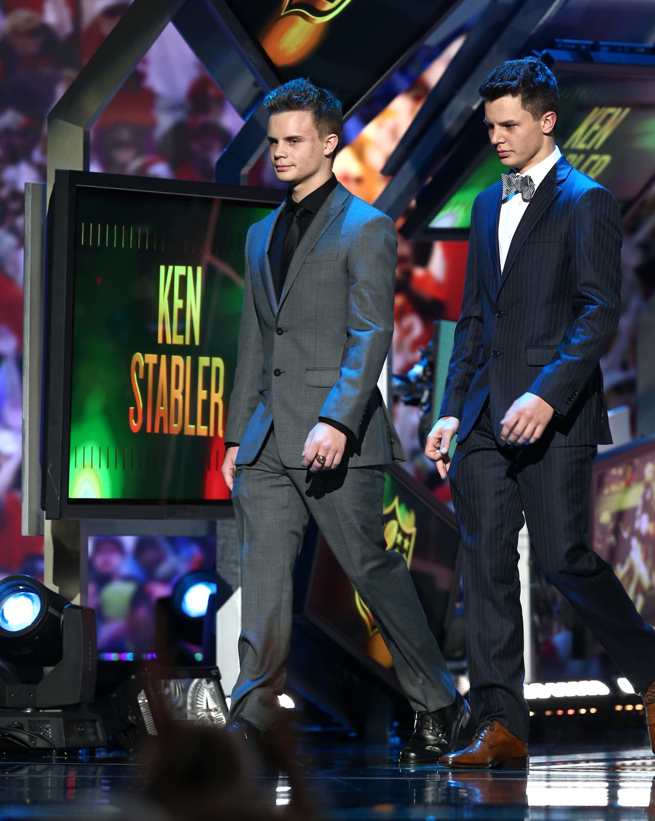 Los nietos de Ken Stabler, Justin y Jack en representación de su abuelo, recibieron el honor.