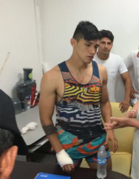 Luego de ser valorado medicamente al futbolista se le colocó un vendaje en la mano derecha, todo parece que fue producto de una lesión.