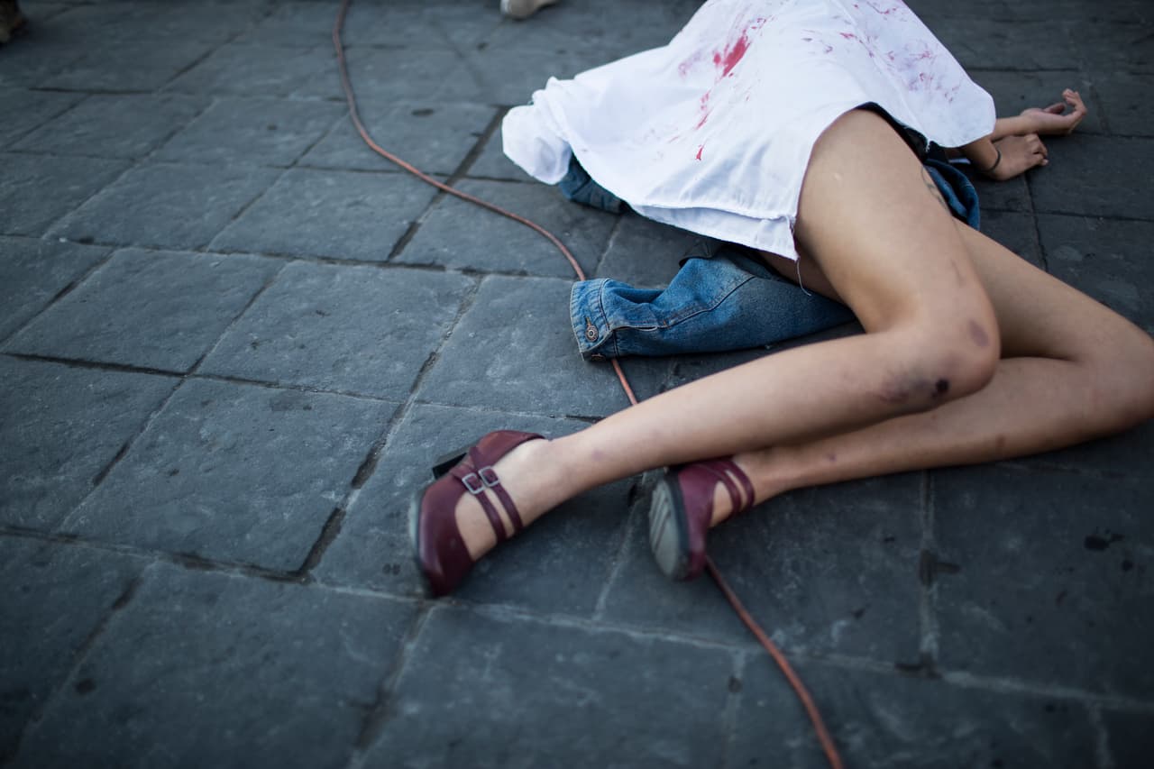 Una actriz interpreta a una mujer asesinada. Una organización civil, Red Mesa de Mujeres, calcula que ha habido 67 feminicidios desde enero de 2016. Las activistas alertan de la alta impunidad en estos crímenes y se quejan que, hasta hoy, el feminicidio no ha sido tipificado como crimen en Chihuahua, el estado donde se encuentra Ciudad Juárez.