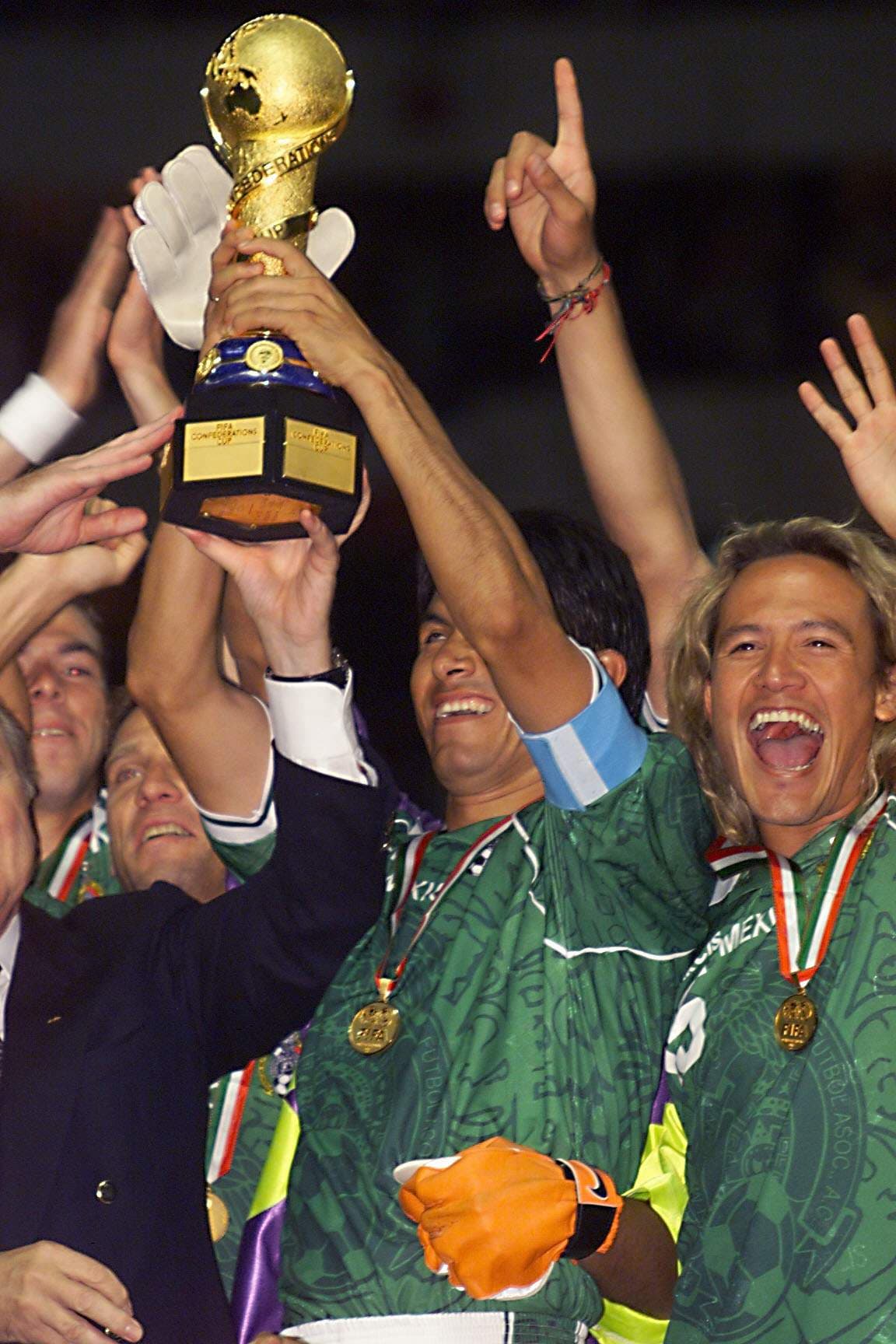 El "Káiser de Michoacán" ganó su primer título con México en la Copa Confederaciones de 1999, en donde aún estaba un referente en la defensa y en la selección como Claudio Suárez.
