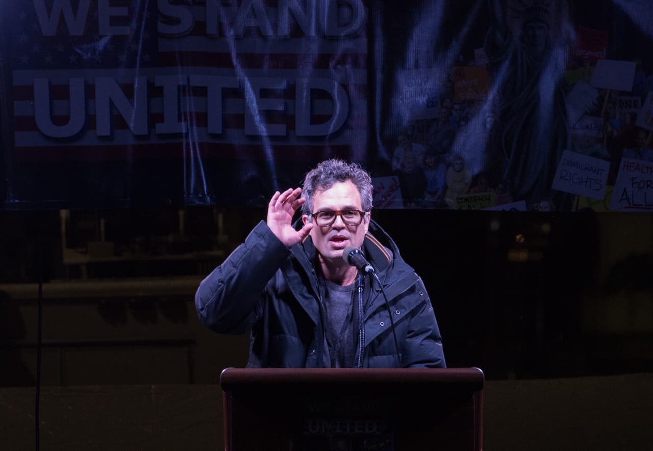 "Esta tierra es su tierra. Esta tierra es mi tierra. Gracias a todos los que vinieron" agradeció el actor Mark Ruffalo en el rally que se llevó a cabo en la perifera de la Torre Trump.