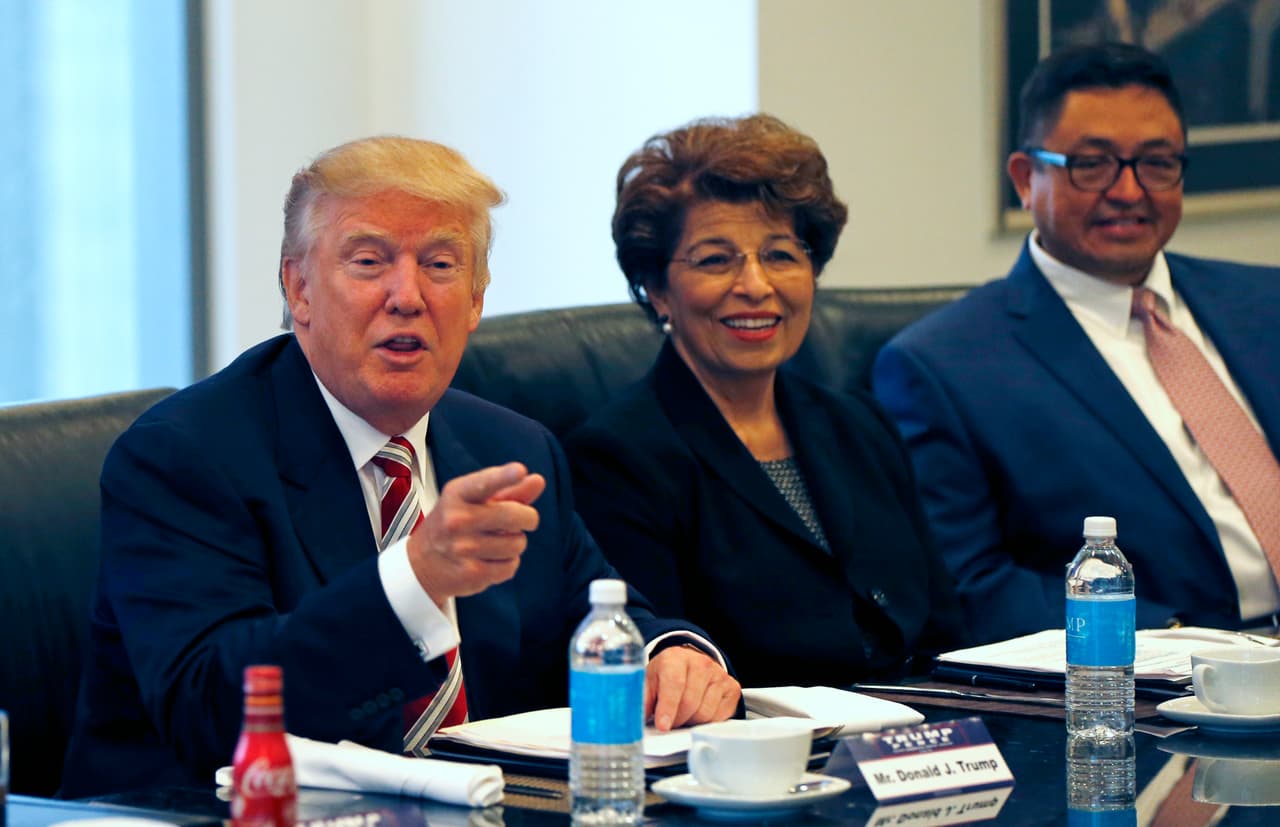 Al lado de Trump, Jovita Carranza, que también es miembro del Consejo Nacional de La Raza, y Joseph Guzman, presidente de la American Society of Hispanic Economists.