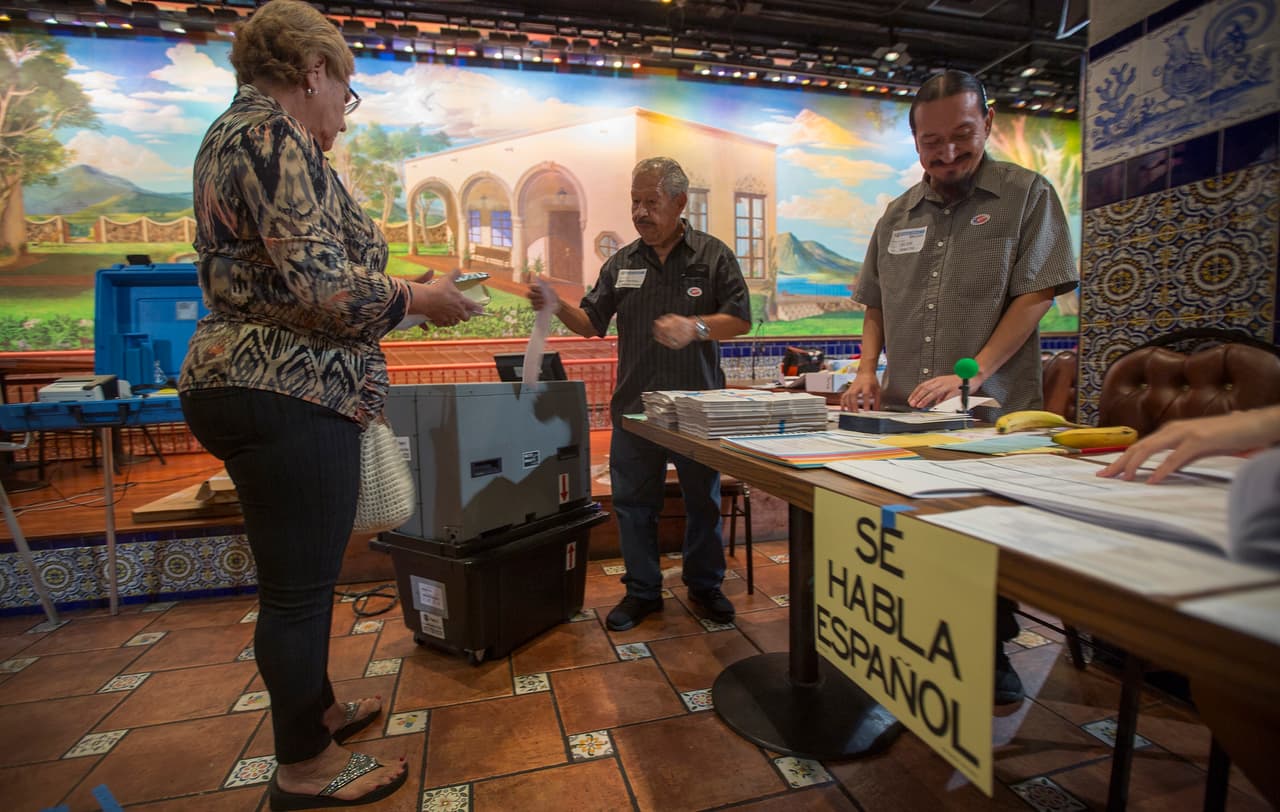Centro de votación en el restaurante 'El Gallo' en Boyle Heights, Los Ángeles, el 8 de noviembre de 2016.