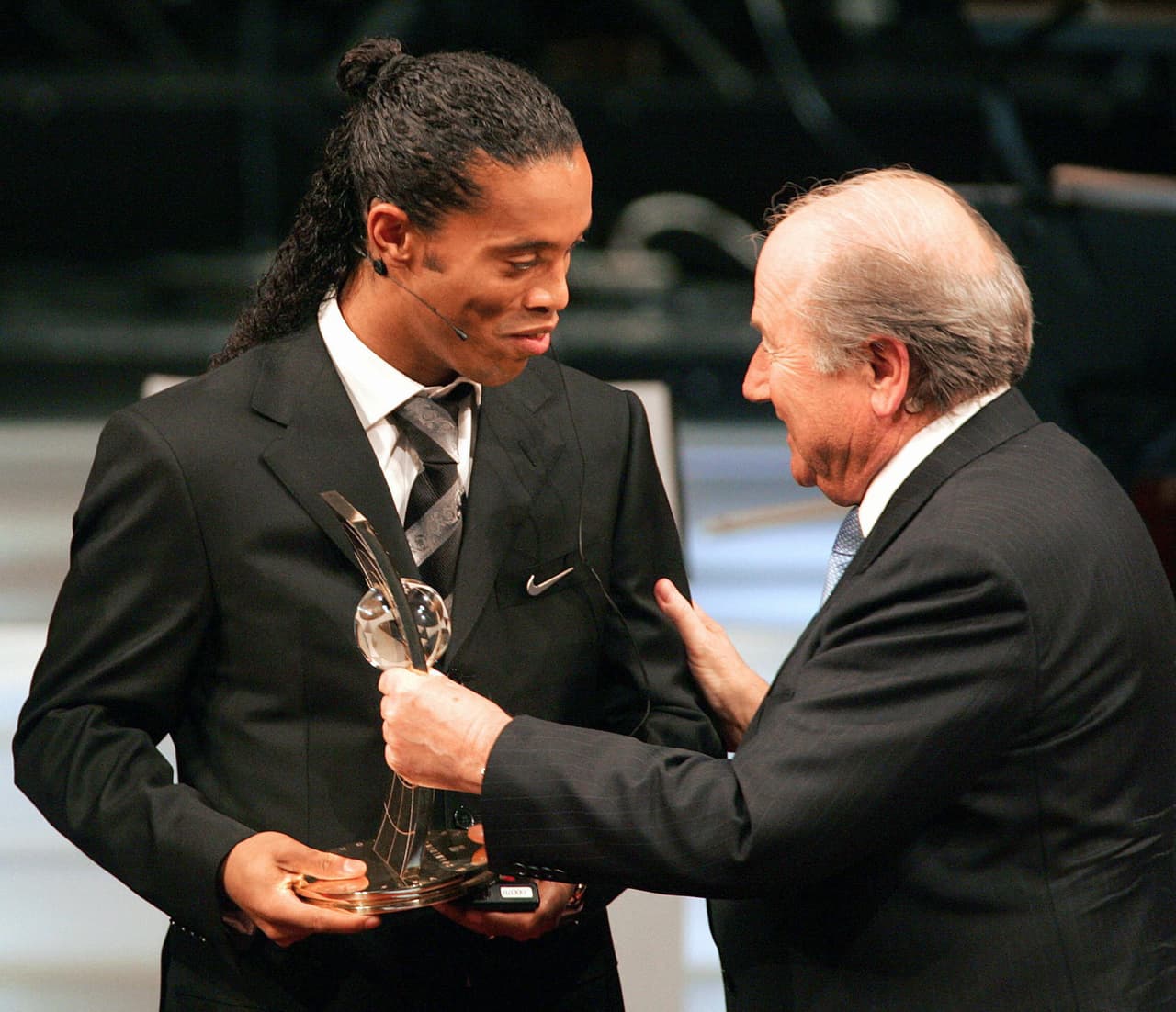 Con Ronaldinho, Barcelona fue subcampeón de la Liga de España detrás del Valencia en la temporada 2003-04, en la que el atacante marcó 15 goles. Ese año recibió el premio como el Mejor Jugador de la Fifa.