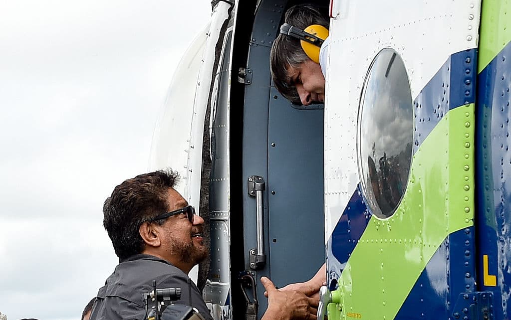 'Iván Márquez', uno de los líderes de las FARC, abordando un helicóptero para trasladarse a Cartagena
