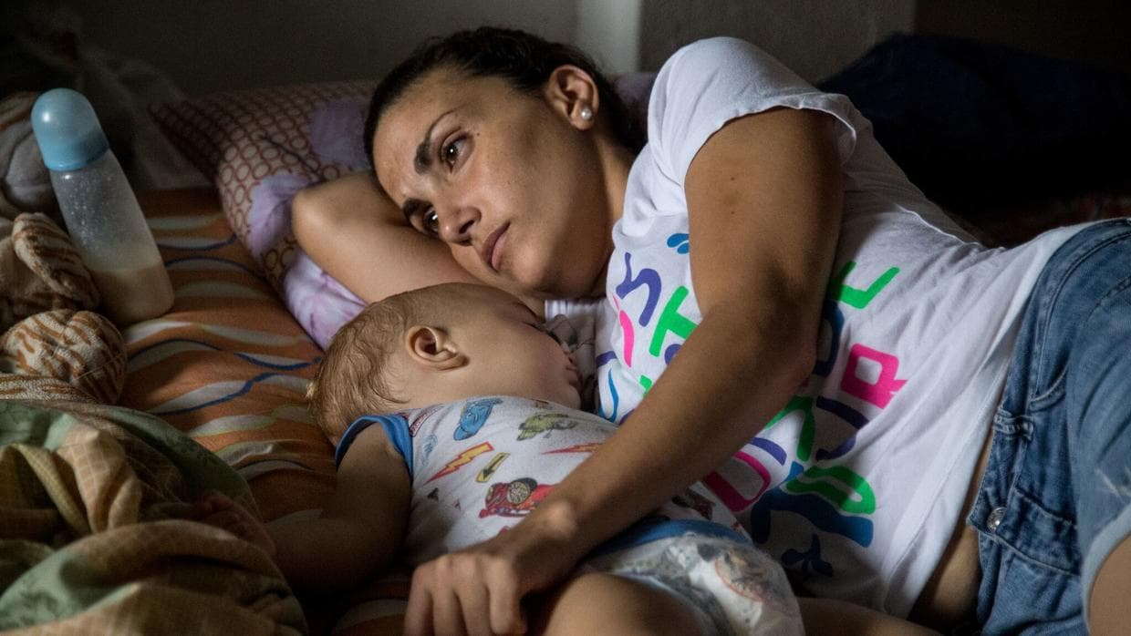 Un corte de cabello y una afeitada en el campamento improvisado por los inmigrantes cubanos recién llegados a Turbo, en Colombia. Entre la angustia y la ansiedad de la posible deportación, distintas expresiones de cotidianidad aparecen en las cercanías del albergue: puntos de manicure, barbería, internet, cocina, entre otros.
<br>