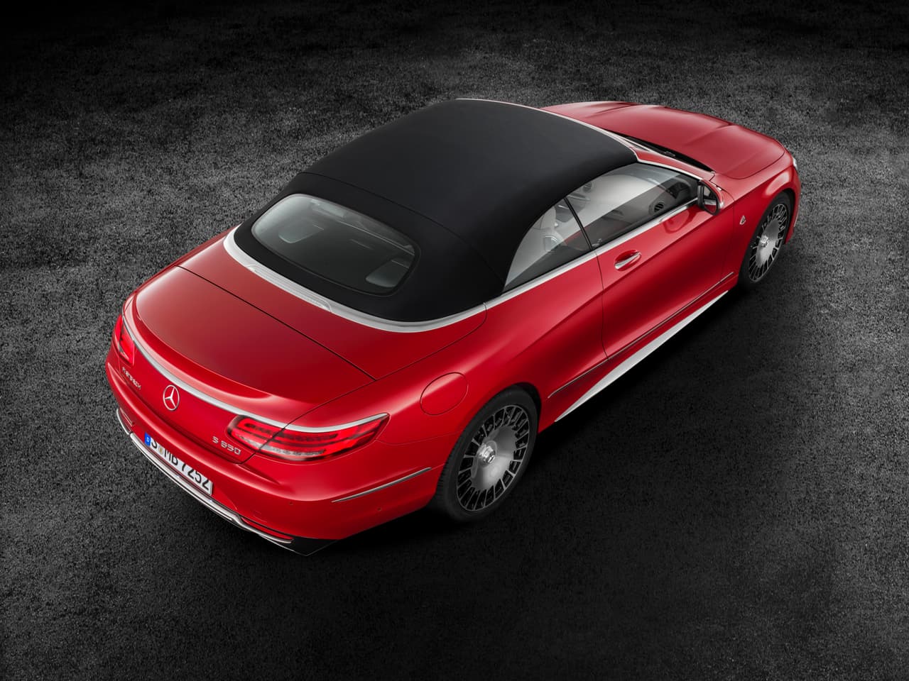 Con el techo arriba es dificil diferenciar al Mercedes-Maybach S650 Cabriolet de un vehículo de lujo de techo fijo.