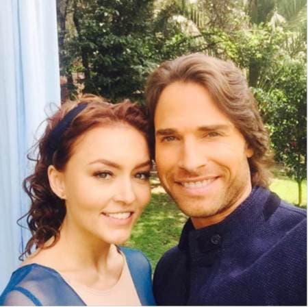 "Trabajar a tu lado nuevamente ha sido un privilegio, placer y un agasajo. Gracias por habernos regalado tanto con tus niñas. Eres excepcional y un ejemplo de dedicación, disciplina, entrega, perseverancia, bondad y talento... Y me podría seguir, así le ha demostrado el argentino su gran amor", eso escribió
<b><a href="http://www.univision.com/temas/sebastian-rulli">Rulli</a></b> al terminar las grabaciones de 'Tres veces Ana'.