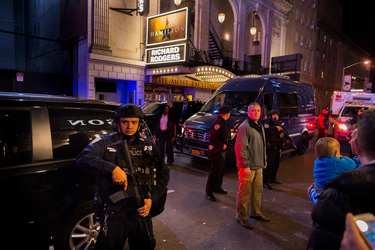 Protestas a Mike Pence a la salida del teatro Richard Rodgers de Nueva York.