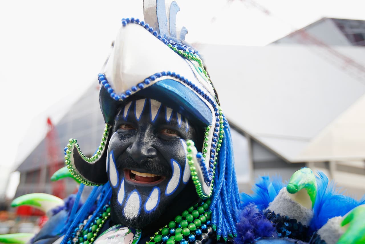 La belleza y energía de las porristas, junto con las ocurrencias y colorido de los fanáticos le dan un ingrediente adicional a la fiesta del fútbol americano de la NFL, en medio de la definición de los equipos que estarán en el Super Bowl.