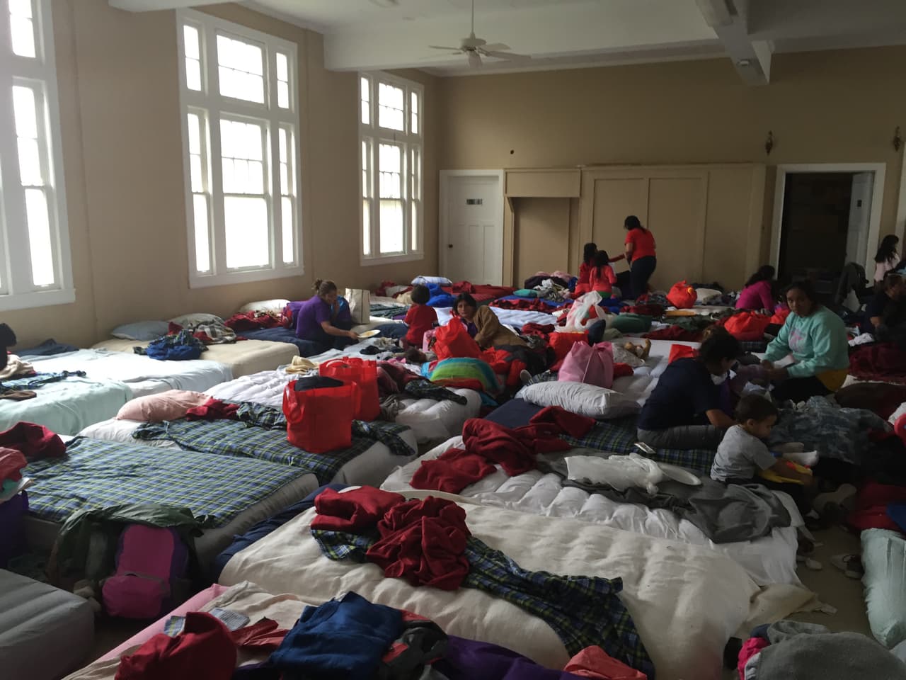 ICE no explicó a las familias por qué fueron liberadas. Salieron en medio en la madrugada en medio del frío y lluvia. Pedro Rojas, Univision