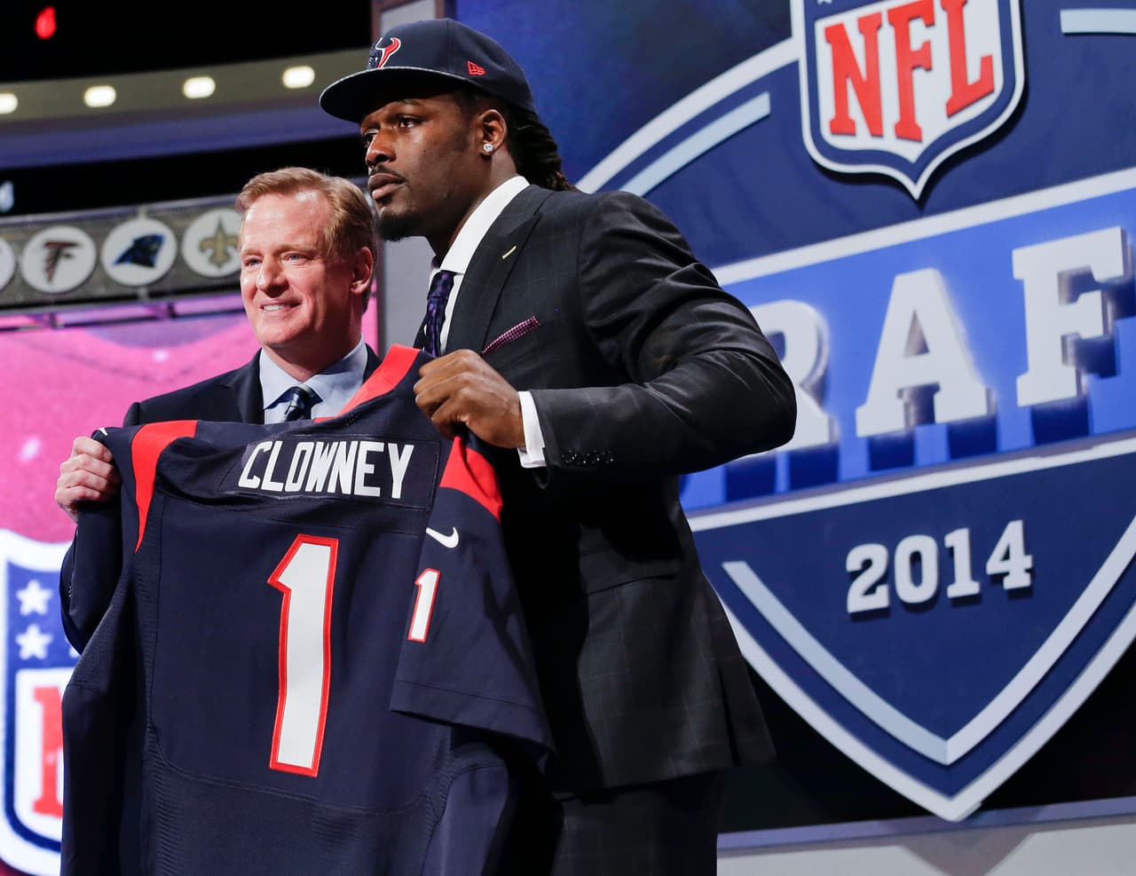 2014 — JADEVEON CLOWNEY
<b>Houston Texans</b> | DE South Carolina
<br>El ala defensiva de Carolina del Sur, Jadeveon Clowney, sostiene el jersey de la primera selección global luego de que los Houston Texans lo tomaron en la primera ronda del Draft de la NFL de 2014. Aquí se le ve junto al comisionado de la NFL, Roger Goddell, el jueves 8 de mayo de 2014 en Nueva York. (Foto AP / Craig Ruttle)