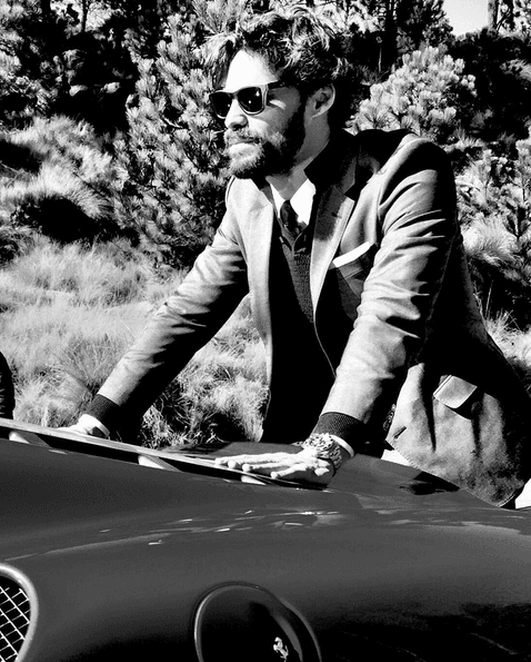 Su personalidad lo hace muy atractivo.