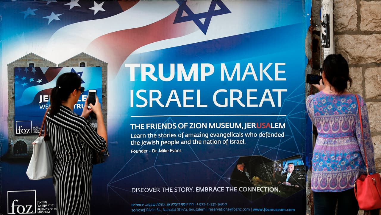 Un cartel en el centro de Jerusalen da la bienvenida al presidente estadounidense. Trump mantendrá un encuentro con el primer ministro israelí,
<b><a href="http://www.univision.com/noticias/opinion/trump-netanyahu-tiempo-para-recuperar-viejos-aliados" target="_blank">Benjamín Netanyahu</a></b>, y el martes con el presidente de la Autoridad Nacional Palestina, Mahmud Abás.