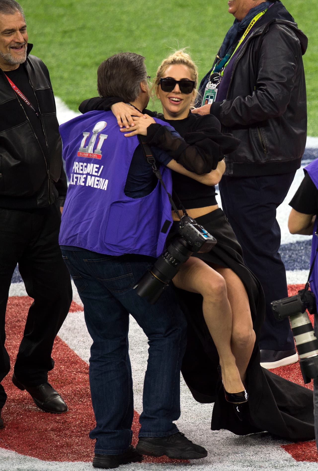 Uno de los fotógrafos le funcionó como apoyo durante la corta sesión de fotos, antes del partido.