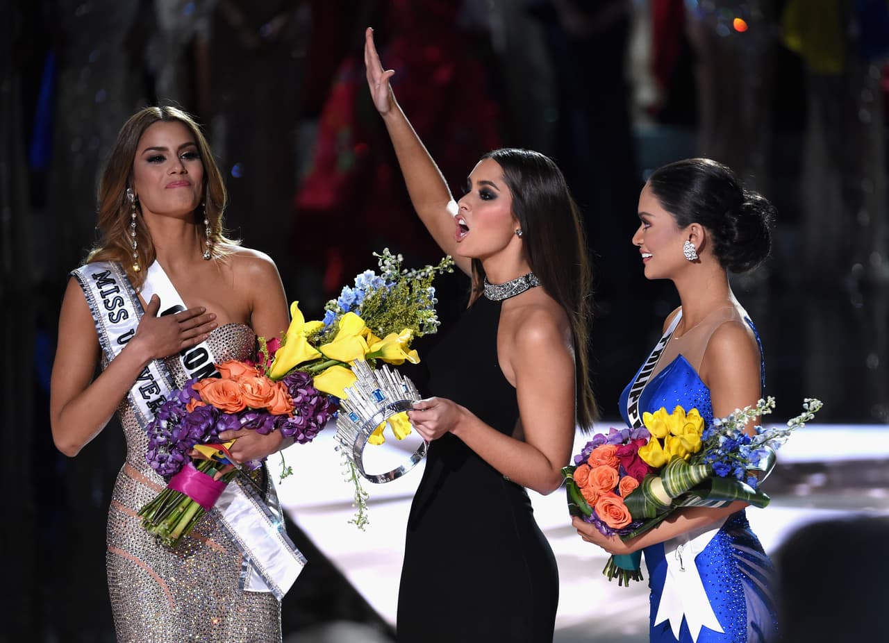 La audiencia comenzó a reclamar por lo sucedido. Paulina intentó tranquilizar al público.