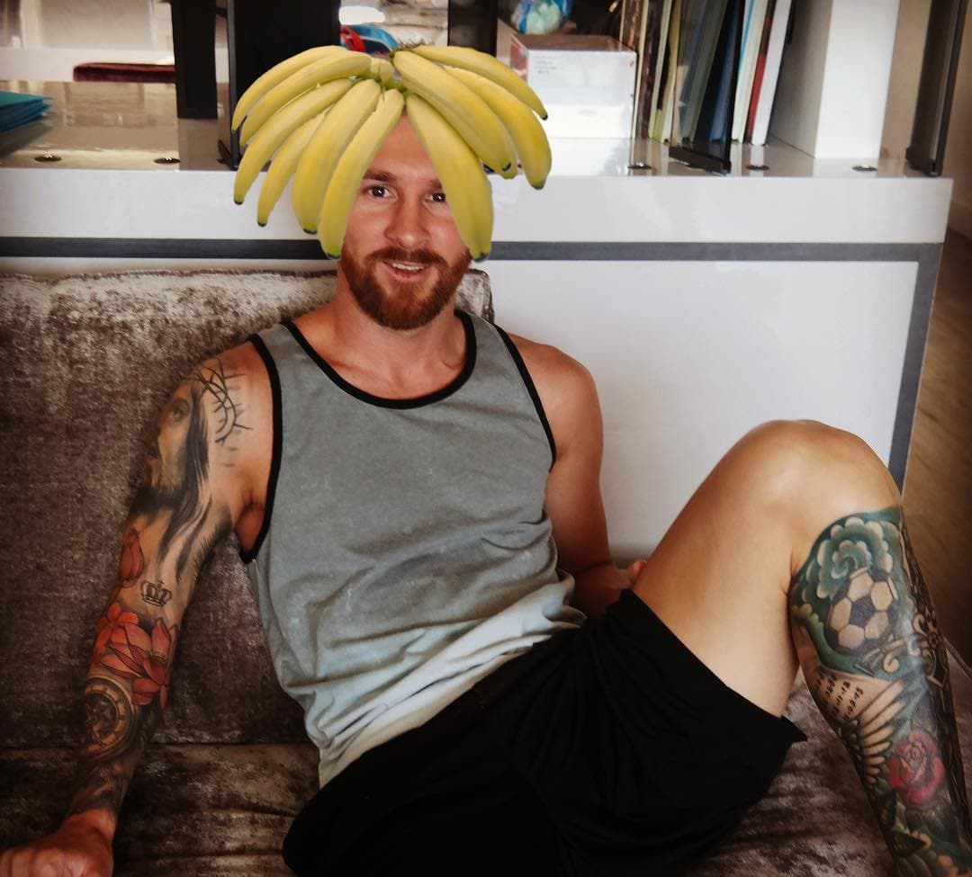 Los mejores memes del look platinado de Messi.
