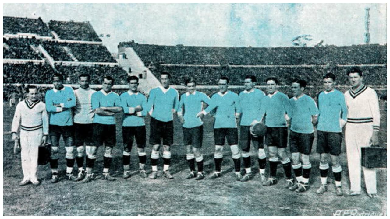 Foto de archivo de la selección charrúa que venció 4-2 a Argentina en 1930.