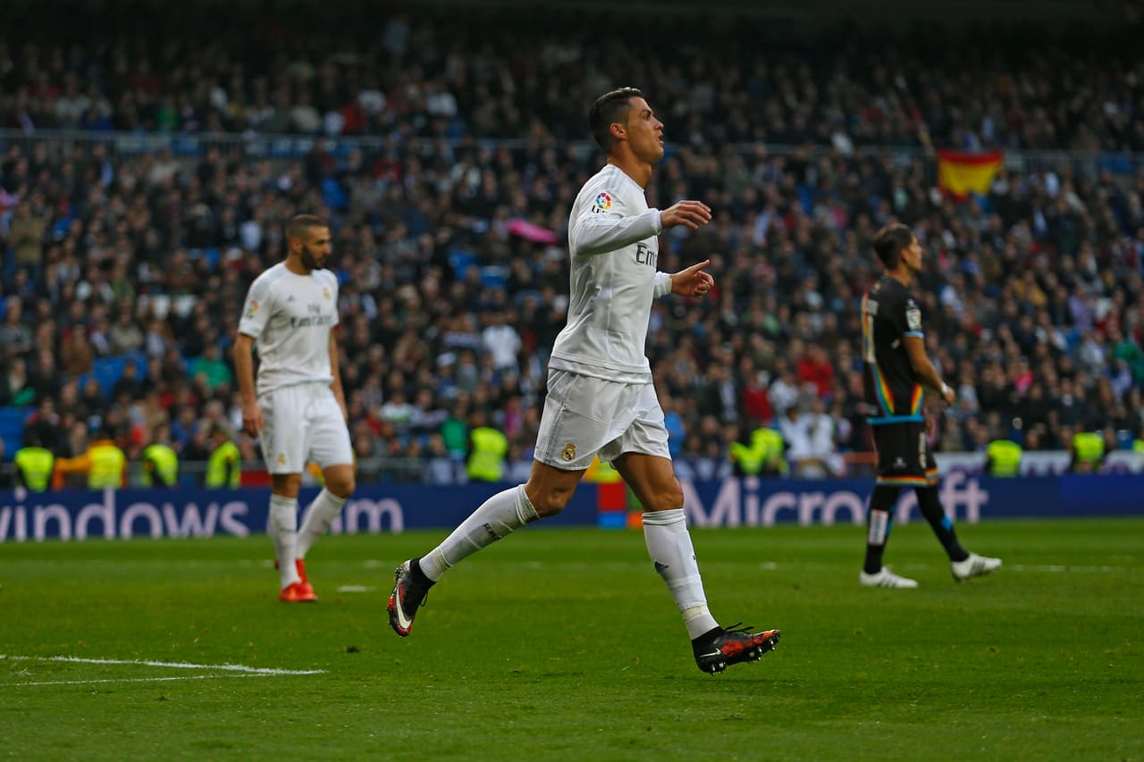 Real Madrid arrancó el segundo semestre de 2015 muy mal y los hinchas pitaron a sus jugadores, por lo que CR7 al anotar contra Rayo Vallecano les dedicó un
<b>"así no"</b> muy evidente.