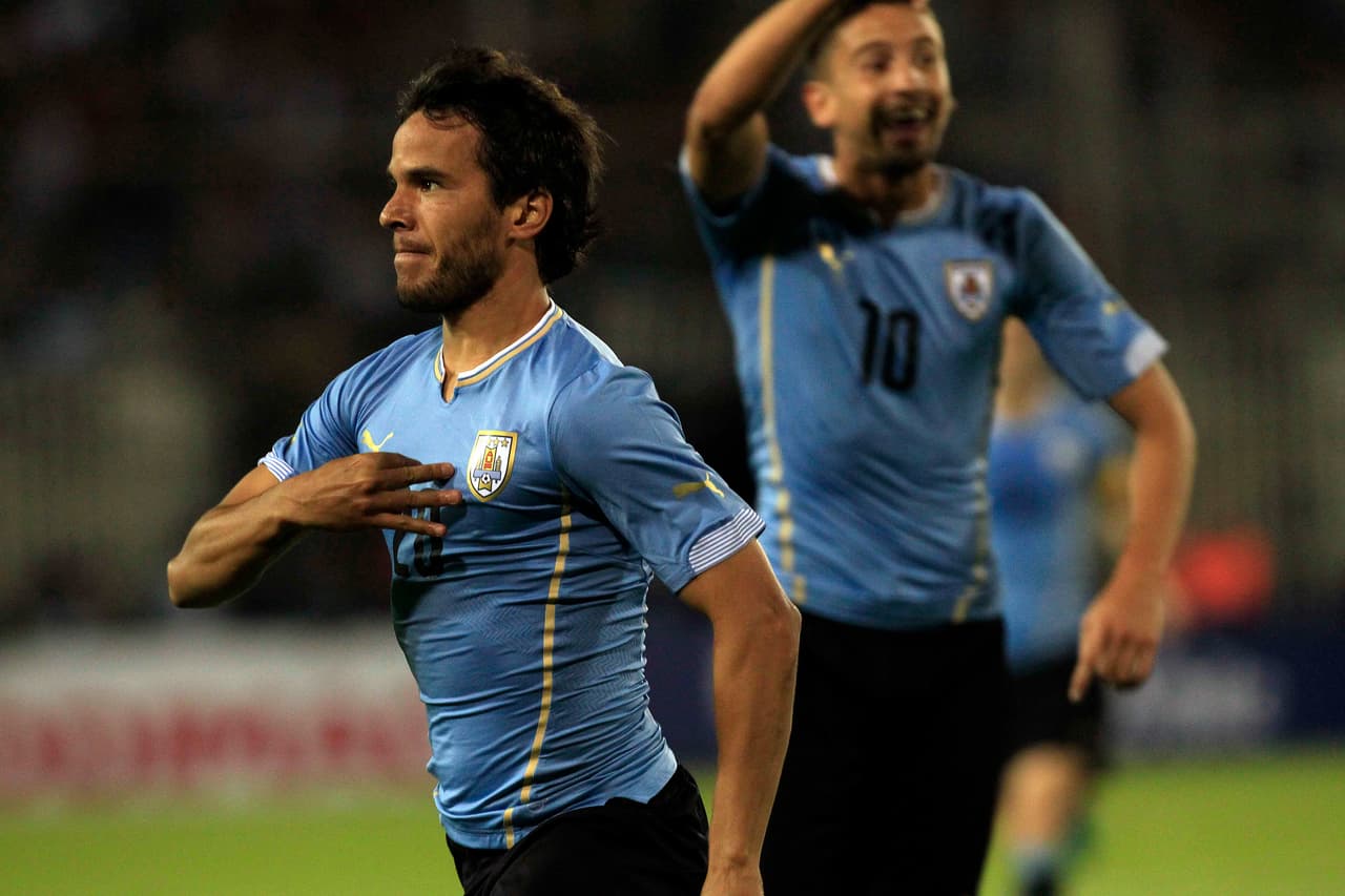 Nombre: Álvaro González. Posición: Mediocampista. Edad: 31 años. Club: Atlas (México). Veces seleccionado: 49. Descripción: Juega de mediocampista y actualmente juega en el Lazio. Su debut con la Selección fue en ocasión del amistoso de Uruguay 2:0 contra Rumania, en Los Ángeles en el 2006. Fue campeón de la Copa América 2011 en Argentina. ‘Tata’ suele mostrar experiencia y cadencia en el centro del terreno de juego, sin olvidarse nunca de la “garra charrúa”.