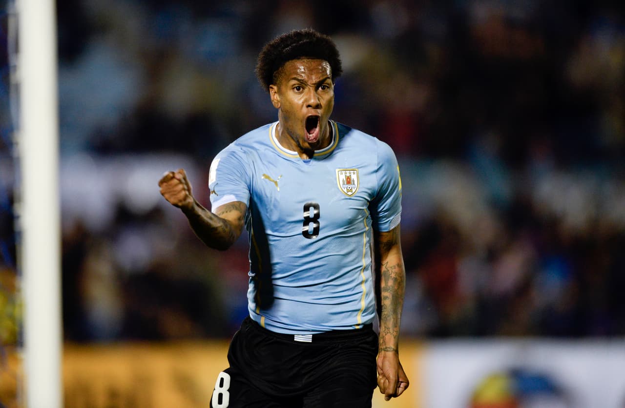Nombre: Abel Hernández. Posición: Delantero. Edad: 25 años. Club: Hull City (Premier League). Veces seleccionado: 24. Descripción: Debutó con la selección en un amistoso contra Angola, convirtiendo el segundo gol del triunfo uruguayo por 2-0. Fue uno de los goleadores de la copa Confederaciones 2013 con 4 goles. Los 4 goles los marcó en el partido en que Uruguay derrotó 8 a 0 a Tahití.