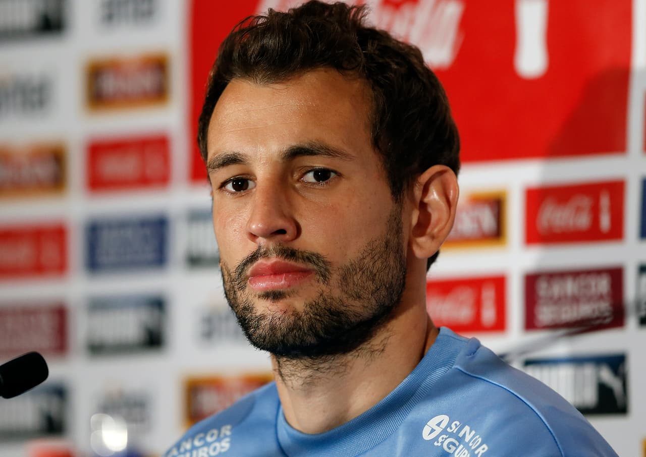 Nombre: Christian Stuani. Posición: Delantero. Edad: 29 años. Club: Middlesbrough (Premier League). Veces seleccionado: 29. Descripción: Comenzó a su carrera con tan sólo 18 años, en el Danubio F.C., con sus 19 goles en 16 partidos atraen el interés de equipos europeos. Finalmente en el 2008 el Reggina Calcio de la Serie A italiana consigue hacerse con el traspaso del delantero de 22 años, quien se reencontraría en el equipo con su viejo compañero del Danubio Fútbol Club, Edinson Cavani.