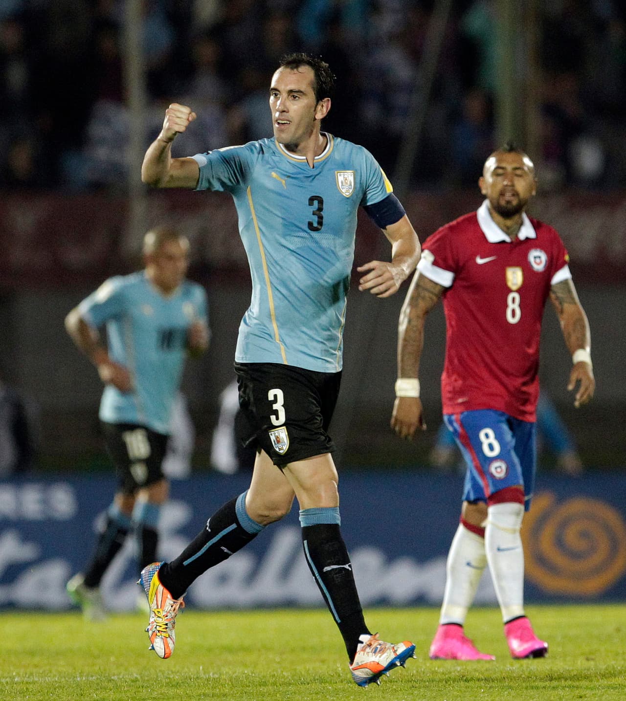 Nombre: Diego Godin. Posición: Defensa. Edad: 30 años. Club: Atlético Madrid (España). Veces seleccionado: 98. Descripción: Su debut en la Selección uruguaya fue en el 2005 en un amistoso contra México en Guadalajara. Fue seleccionado para participar en la Copa América 2011, en la que se alzó con el título pese a solo poder disputar los dos últimos minutos de la final debido a una lesión. Es un un marcador que combina buena técnica, físico y muy buen manejo de balón.
