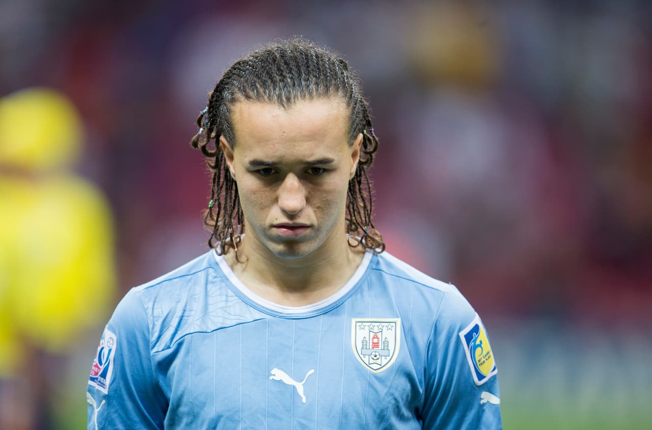 Nombre: Diego Laxalt. Posición: Mediocampista. Edad: 23 años. Club: Genoa (Italia). Veces seleccionado: 1. Descripción: Diego Laxalt, es un futbolista ítalo-uruguayo que juega como interior izquierdo.Luego de mostrar un gran nivel en el Mundial Sub-20. Debutó en Europa en el 2013, fue titular y se destacó al anotar 2 goles contra el Milan. Fue nominado para el Premio Golden Boy 2013 como mejor futbolista sub-21 que juega en el continente europeo. En el 2016 fue convocado por primera vez a la selección de Uruguay.