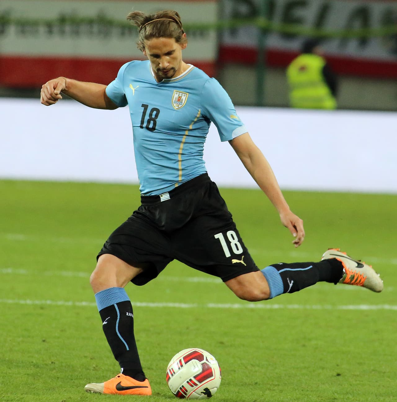 Nombre: Gastón Ramírez. Posición: Delantero. Edad: 25 años. Club: Middlesbrough (Premier League). Veces seleccionado: 34. Descripción: Es un jugador versátil que juega de volante ofensivo y por ambas bandas. En el 2010 debutó con la selección en un amistoso frente a Indonesia. Dicho partido finalizó con victoria uruguaya por 7-1, con dos asistencias de Ramírez. Fue parte del plantel que disputó los Juegos Olímpicos de Londres 2012 en el que jugó los tres partidos del equipo, anotando un gol de tiro libre frente Emiratos Árabes Unidos.