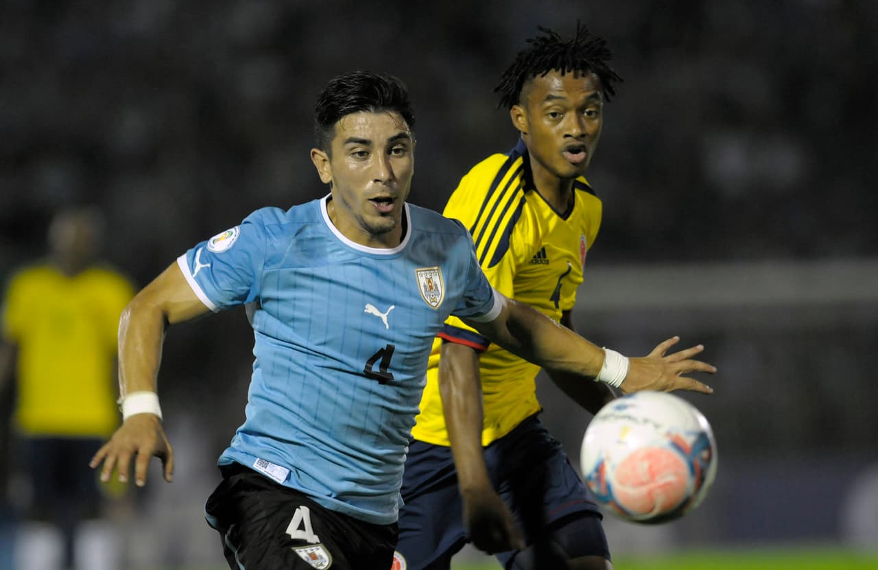 Nombre: Jorge Fucile. Posición: Defensa. Edad: 31 años. Club: Nacional (Uruguay). Veces seleccionado: 47. Descripción: Debutó con la Selección en el 2006 en un partido amistoso contra Irlanda del Norte. En Sudáfrica 2010 cumplió una destacada labor, siendo elegido en algunos portales internacionales como parte del once ideal del torneo.Ha participado en varias ediciones de la Champions League gracias a su paso por el FC Porto.