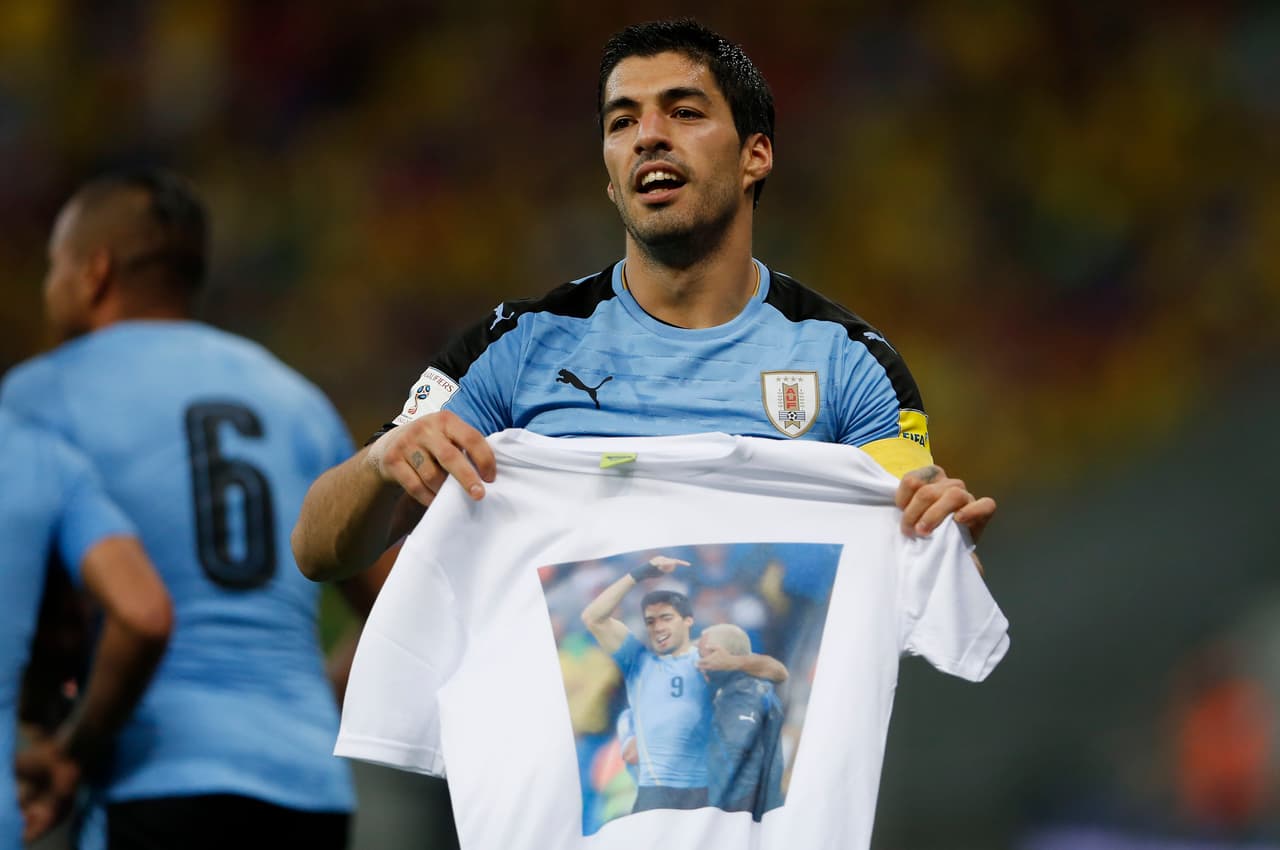 Nombre: Luis Suárez. Posición: Delantero. Edad: 29 años. Club: Barcelona (España). Veces seleccionado: 84. Descripción: Luis Suarez es uno de los mejores jugadores del mundo en este momento, forma parte del letal tridente del Barcelona acompañado por Messi y Neymar. A nivel de selecciones Suárez debutó en el 2007 y en un amistoso contra Colombia. Fue partícipe de la Copa Mundial de Fútbol del 2010 donde la selección de Uruguay alcanzó las semifinales del torneo y en el 2011 ganó la decimoquinta Copa América, además fue nombrado el mejor jugador de la competición. En 2013 se convirtió en el máximo goleador histórico de su selección.