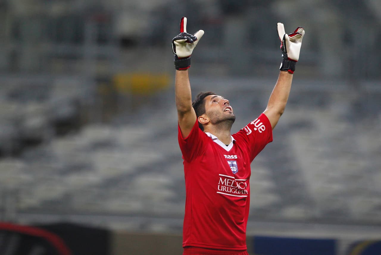 Nombre: Martín Campaña. Posición: Portero. Edad: 26 años. Club: Independiente (Argentina). Veces seleccionado: 1. Descripción: El portero uruguayo juega actualmente en el Independiente de Argentina y es considerado un amuleto de buena suerte. Desde que se quedó con el arco, los de Mauricio Pellegrino volvieron a ubicarse cerca de la cima de la tabla de posiciones.