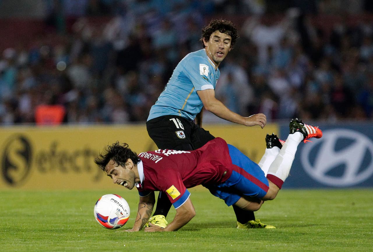 Nombre: Matías Corujo. Posición: Mediocampista. Edad: 30 años. Club: Universidad de Chile (Chile). Veces seleccionado: 12. Descripción: Matías juega como Lateral Derecho o Mediocampista. Corujo se formó en Wanderers. En el año 2006 debutó oficialmente con el primer equipo, luego pasó al Peñarol y más tarde a Paraguay en donde se consagró campeón con Cerro Porteño. Corujo es un jugador rápido, que mantiene bien el balón, en estos momentos juega para la U de Chile.