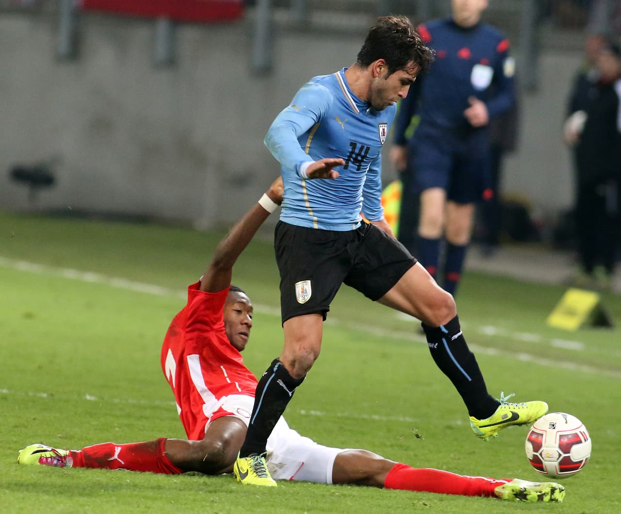 Nombre: Nicolás Lodeiro. Posición: Delantero. Edad: 27 años. Club: Boca Juniors (Argentina). Veces seleccionado: 42. Descripción: Nicolás es un fuerte delantero que juega en estos momentos con Boca Juniors con una zurda maravillosa. Sorpresivamente debutó como titular en su primera convocatoria, en ese trascendente encuentro disputado en el 2009 en Costa Rica y que finalizó con victoria celeste por 1:0.