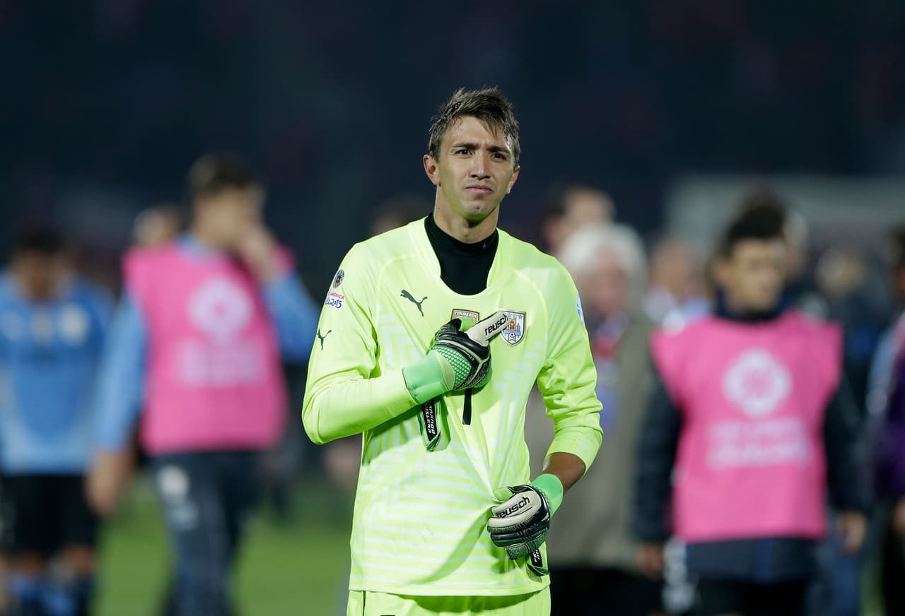 Nombre: Fernando Muslera. Posición: Portero. Edad: 29 años. Club: Galatasaray (Turquía). Veces seleccionado: 79. Descripción: Fernando Muslera empezó a ser citado por Óscar Washington Tabárez, para los últimos partidos de la eliminatoria para Sudáfrica 2010. A los 7' del partido ante Corea del Sur, en Sudáfrica 2010, venció el récord de imbatibilidad en el arco Celeste durante una copa del mundo, que ostentaba hasta ese momento Ladislao Mazurkiewicz.