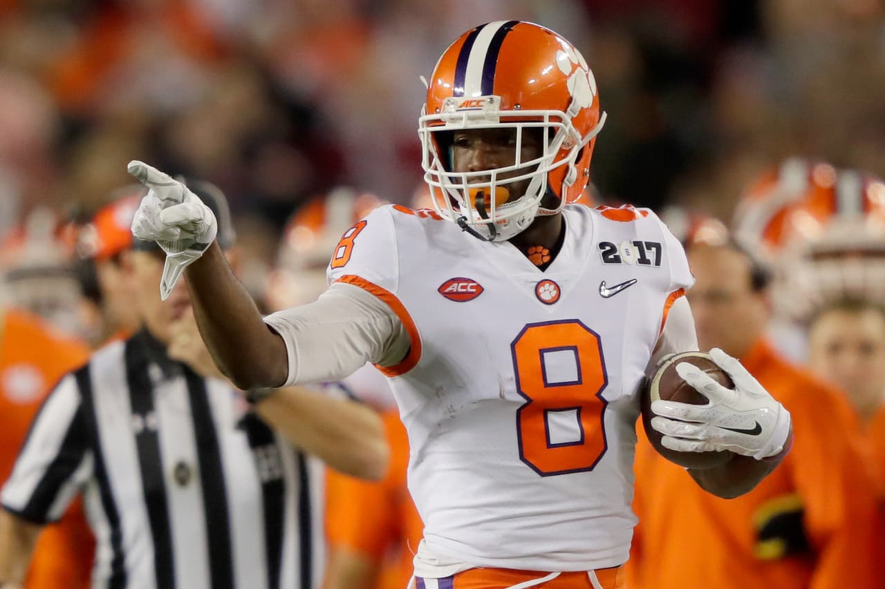 El corredor de Clemson Wayne Gallman # 9 celebra una de sus grandes jugadas durante el partido del Campeonato Nacional de la NCAA.