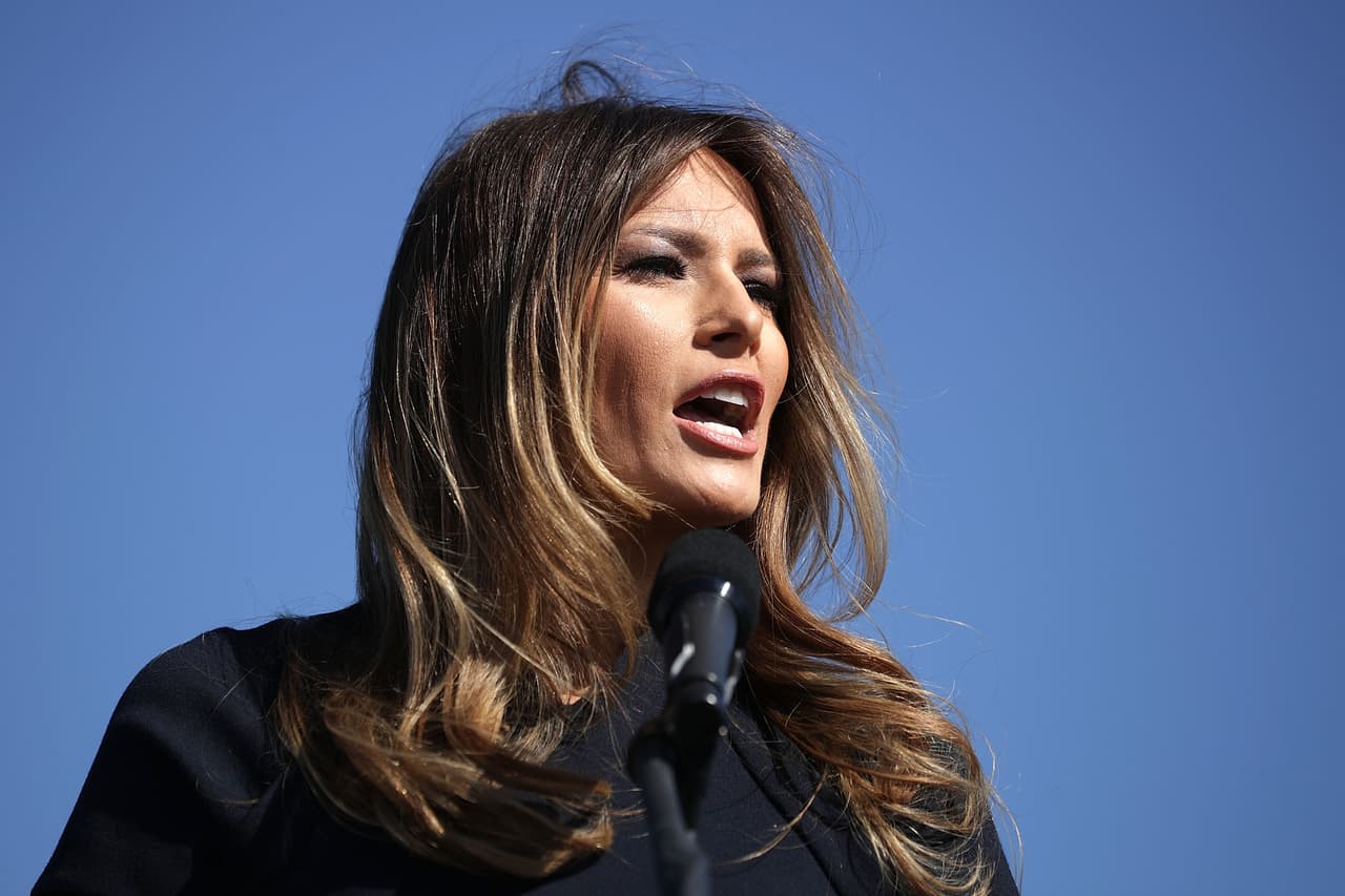 <b>¿Dirá frases de otras primeras damas en sus discursos?</b>
<br> Melania Trump será una primera dama discreta, poco elocuente que, como ella lo ha admitido, mantendrá un perfil político bajo. A juzgar por sus antecedentes en la campaña política se verá tentada en cualquier momento a repetir frases históricas de otras primeras damas como “Después de todo soy una mujer”, de Jackie Keneddy, o “La Casa Blanca es un lugar solitario”, de Nancy Reagan. Los periodistas estarán siempre a la caza de sus "inspiraciones"
<a href="http://www.univision.com/noticias/convencion-republicana/melania-trump-plagio-el-discurso-de-michelle-obama-video">como lo hicieron cuando plagió el discurso de Michelle Obama en la Convención Republicana.</a>
<br>